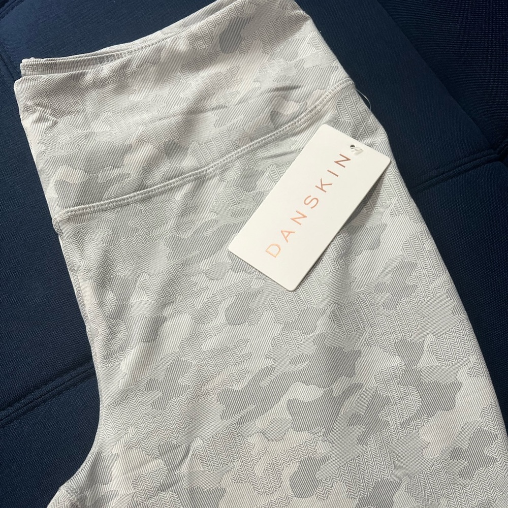 Danskin, gray/white camo stretch leggings, Women’s size XL